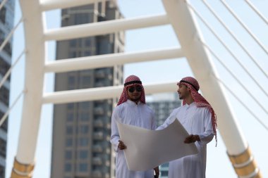 Arap ve Mimarlar mühendisi. O planları bir dizi arıyorsunuz ve bir inşaat projesi tartışıyor.