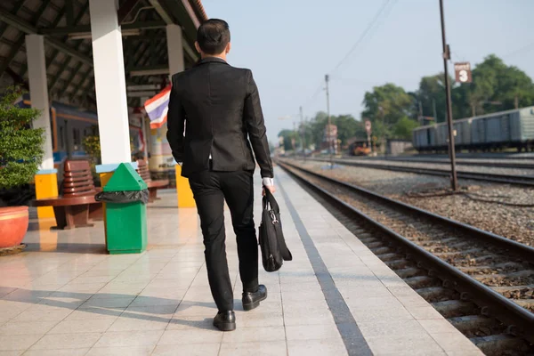 Reggel Első Munkanap Üzletember Séta Train Station Kezében Egy Bőrönd — Stock Fotó