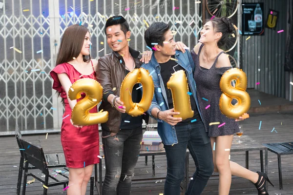 Grupo Jóvenes Están Celebrando Fiesta Año Nuevo 2018 Personas Sonrientes —  Fotos de Stock