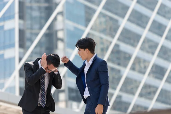 Sjefen Klagde Han Hadde Gjort Feil Deprimert Mann Ansatt Fra – stockfoto