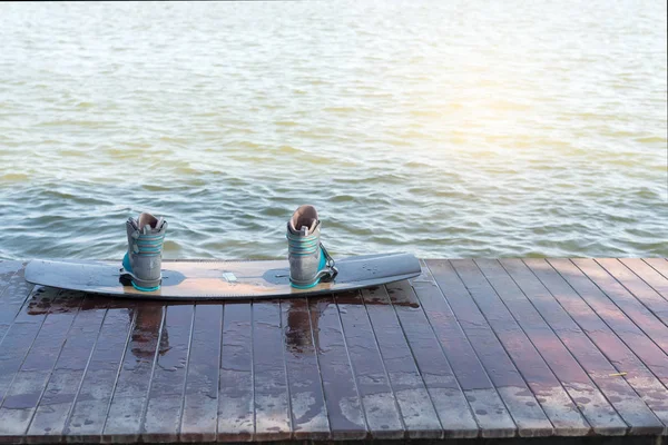 Wakeboarding bot ve Yönetim Kurulu, su ahşap zemin üzerinde spor nesneleri