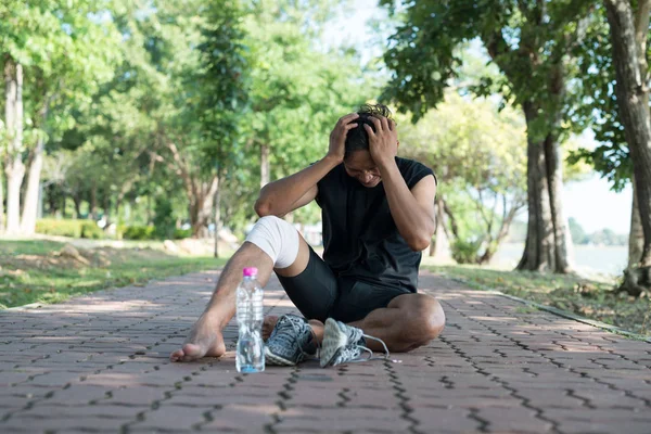 Pemuda Asia Pelari Mengalami Peradangan Dan Pembengkakan Menyebabkan Sakit Lutut — Stok Foto