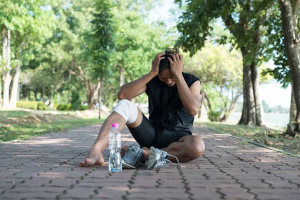 Asia Corredor Hombre Joven Tiene Inflamación Hinchazón Causan Dolor Rodilla —  Fotos de Stock