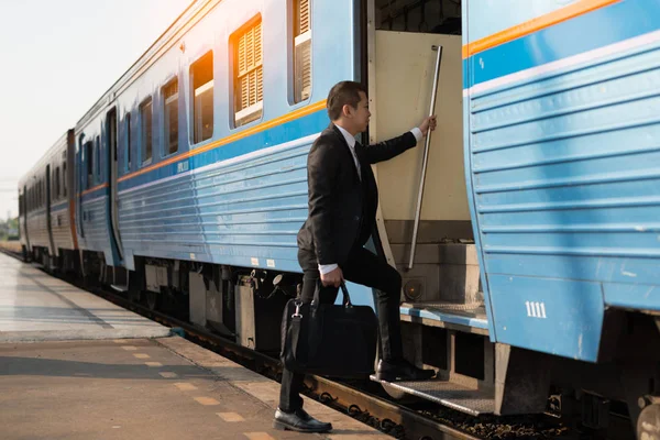 Matin Premier Jour Ouvrable Homme Affaires Marchant Dans Train Main — Photo