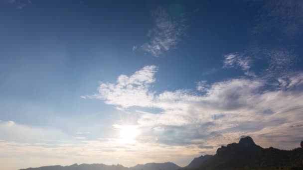 Gün Batımında Dağda Gökyüzü Güneş Bulutlar Işık Saçıyor Doğa Arkaplan — Stok video