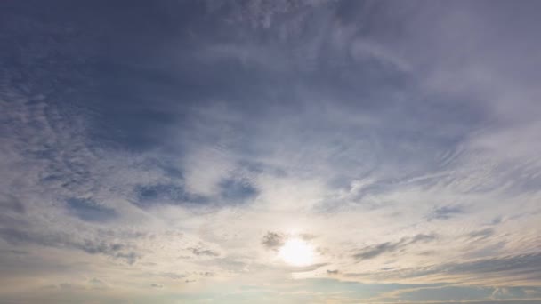 Cielo Sol Nubes Con Luz Rayos Durante Puesta Del Sol — Vídeo de stock