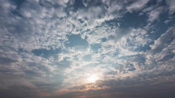 Himmel Sonne Und Wolken Bei Sonnenuntergang Natur Hintergrund Zeitraffer — Stockvideo