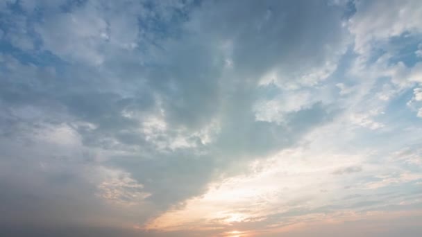 Lucht Zon Wolken Met Stralingslicht Tijdens Zonsondergang Natuur Achtergrond Tijd — Stockvideo