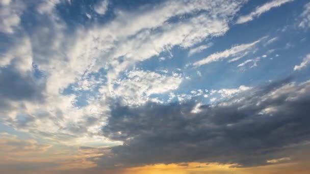 日落时 太阳和云彩闪烁着光芒 自然背景时间流逝 — 图库视频影像