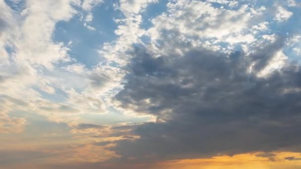 Himmel Sonne Und Wolken Bei Sonnenuntergang Natur Hintergrund Zeitraffer — Stockvideo