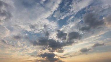 Gün batımında gökyüzü, güneş ve bulutlar ışık saçıyor. doğa arkaplan zaman aşımı