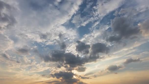 Ciel, soleil et nuages avec lumière du soleil au coucher du soleil. nature fond Temps écoulé 