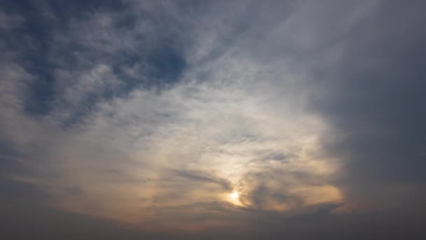 Langit Matahari Dan Awan Dengan Sinar Matahari Selama Matahari Terbenam — Stok Video