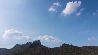 Dağda gökyüzü ve bulutlar. doğa arkaplan zaman aşımı