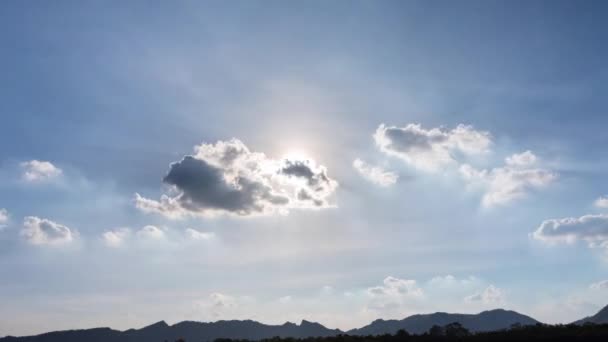 Ciel, soleil et nuages avec lumière du soleil au coucher du soleil en montagne. nature fond Temps écoulé 