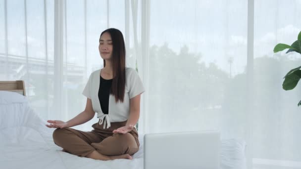 Asiática Adolescente Ropa Casual Están Meditando Sentado Con Ordenador Portátil — Vídeo de stock