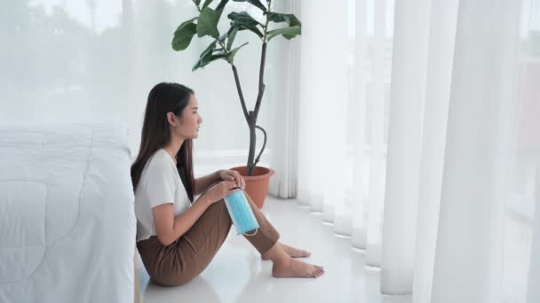 Adolescente Asiática Sentada Mirando Ventana Con Estrés Concepto Cuarentena Domiciliaria — Vídeos de Stock