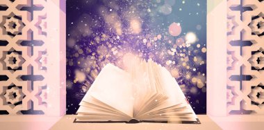 Penceredeki güneşli ve parlak bokeh ışınları ile Doğu arka plan üzerinde sihirli kitap