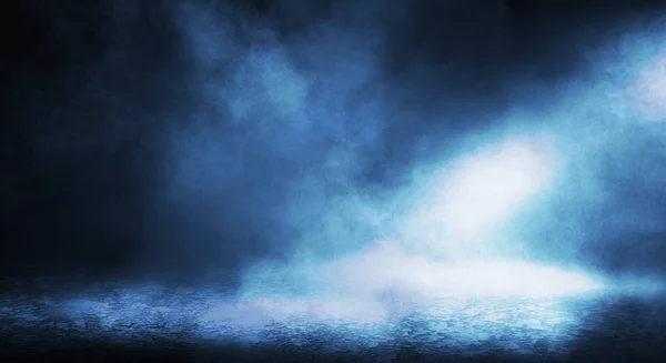 青霧の深い暗い背景 青いスポット ライト ネオンと暗い道 暗い空背景 — ストック写真