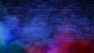 Tuğla duvar, neon ışık, duman. Boş dumanlı, koyu arka plan çok renkli duman.