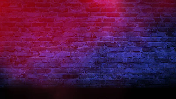 Tuğla duvar, neon ışık, duman. Boş dumanlı, koyu arka plan çok renkli duman.