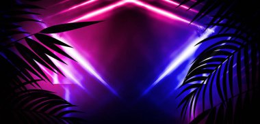 Neon çizgiler ivedi ve ışınları ile arka plan duvarı. Neon ışıklı arka plan koyu koridor. Çizgiler ve parıltı ile soyut arka plan. Isliç asfalt, neon duman.
