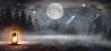 Soyut karanlık boş sahne. Soyut gece manzarası. Neon mavi ışık, ağaç siluetleri, suda yansıma, ay ışığı. Sisli orman, karanlık, duman, sis. Gece görünümü.
