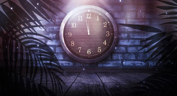 Темная Комната Прожектор Лучи Старые Часы Металлической Раме Старая Кирпичная — стоковое фото