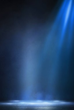 Islak asfalt, neon lambaların yansıması, bir projektör, duman. Karanlık, boş bir sokakta dumanlı, dumanlı, dumanlı bir sokakta soyut bir ışık. Karanlık arka plan sahnesi boş sokak, gece manzarası, gece şehri.