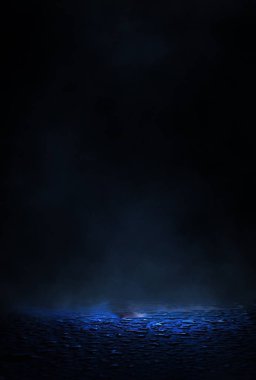 Soyut spot ışıklarıyla boş sokak arkaplanı. Sokak lambasının gece görüşü suya yansıyor. Sisin içinden ışınlanıyor. Duman, sis, ışıkların yansımasıyla ıslak asfalt.. 