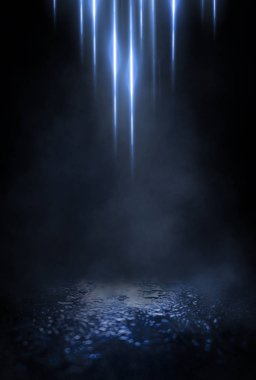 Soyut spot ışıklarıyla boş sokak arkaplanı. Sokak lambasının gece görüşü suya yansıyor. Sisin içinden ışınlanıyor. Duman, sis, ışıkların yansımasıyla ıslak asfalt.. 