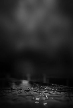 Soyut spot ışıklarıyla boş sokak arkaplanı. Sokak lambasının gece görüşü suya yansıyor. Sisin içinden ışınlanıyor. Duman, sis, ışıkların yansımasıyla ıslak asfalt.. 