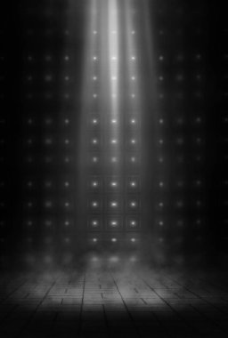 Soyut spot ışıklarıyla boş sokak arkaplanı. Sokak lambasının gece görüşü suya yansıyor. Sisin içinden ışınlanıyor. Duman, sis, ışıkların yansımasıyla ıslak asfalt.. 