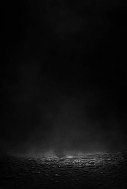 Soyut spot ışıklarıyla boş sokak arkaplanı. Sokak lambasının gece görüşü suya yansıyor. Sisin içinden ışınlanıyor. Duman, sis, ışıkların yansımasıyla ıslak asfalt.. 