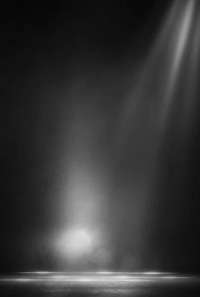 空荡荡的街景背景 有抽象的聚光灯 街灯的夜景映照在水面上 在雾中掠过 湿湿的沥青 灯光反射 — 图库照片