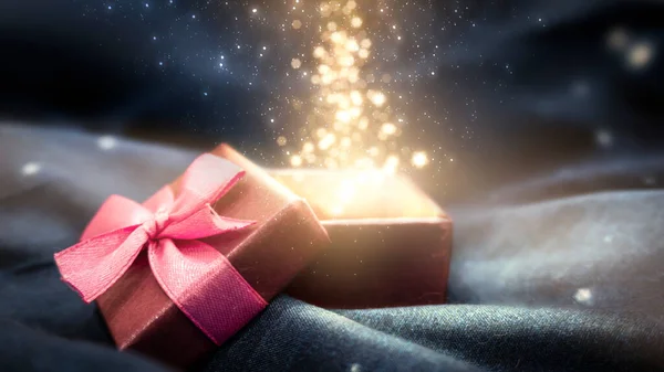 Geschenkkarton Auf Dunklem Magischen Hintergrund Mit Hellem Bokeh Festlicher Hintergrund — Stockfoto