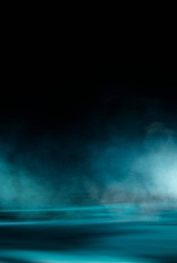 Dramatik karanlık arka plan. Suyun üzerindeki ışığın yansıması. Duman bulutu. Boş gelecek sahnesi. Gece suları manzarası.