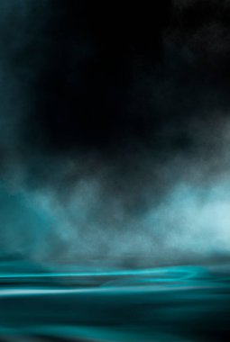 Dramatik karanlık arka plan. Suyun üzerindeki ışığın yansıması. Duman bulutu. Boş gelecek sahnesi. Gece suları manzarası.