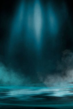 Dramatik karanlık arka plan. Suyun üzerindeki ışığın yansıması. Duman bulutu. Boş gelecek sahnesi. Gece suları manzarası.