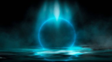 Dramatik karanlık arka plan. Suyun üzerindeki ışığın yansıması. Duman bulutu. Boş gelecek sahnesi. Gece suları manzarası.