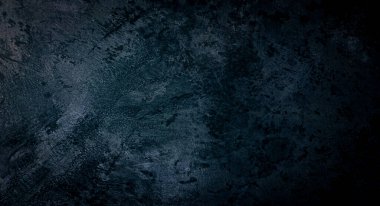 Mavi koyu duvar, sıva, koyu beton. Karanlık dekoratif taş. Spot ışığı. Boş gece duvarı, neon mavi ışık.