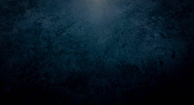 Mavi koyu duvar, sıva, koyu beton. Karanlık dekoratif taş. Spot ışığı. Boş gece duvarı, neon mavi ışık.