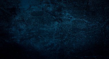 Mavi koyu duvar, sıva, koyu beton. Karanlık dekoratif taş. Spot ışığı. Boş gece duvarı, neon mavi ışık.