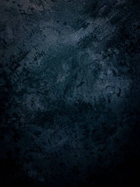 Mavi koyu duvar, sıva, koyu beton. Karanlık dekoratif taş. Spot ışığı. Boş gece duvarı, neon mavi ışık.