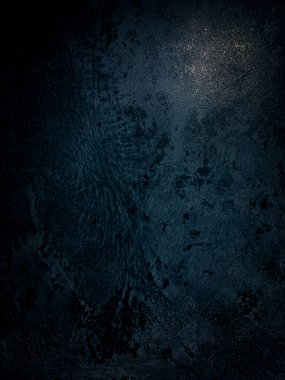 Mavi koyu duvar, sıva, koyu beton. Karanlık dekoratif taş. Spot ışığı. Boş gece duvarı, neon mavi ışık.