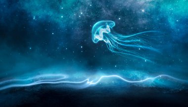 Gece fantazisi dağlar ve okyanuslarla doğal manzara. Gece gökyüzü, yıldızlar ve neon denizanası siluetleri. Mavi neon ışıkta koyu fütüristik manzara.