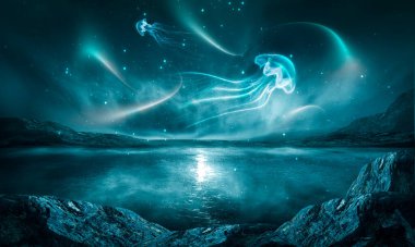 Gece fantazisi dağlar ve okyanuslarla doğal manzara. Gece gökyüzü, yıldızlar ve neon denizanası siluetleri. Mavi neon ışıkta koyu fütüristik manzara.
