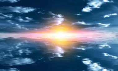 Yaz manzarası. Mavi deniz ve bulutlu bulanık gökyüzü. Tropikal bir plajda parlak gün batımı