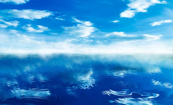 Paisaje Verano Mar Azul Cielo Borroso Con Nubes Esponjosas Puesta — Foto de Stock
