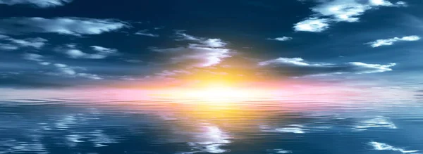 Θερινό Τοπίο Μπλε Θάλασσα Και Θολή Ουρανό Αφράτα Σύννεφα Φωτεινό — Φωτογραφία Αρχείου
